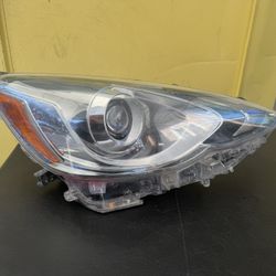 2015-2018 TOYOTA PRIUS C RH HEADLIGHT OEM 