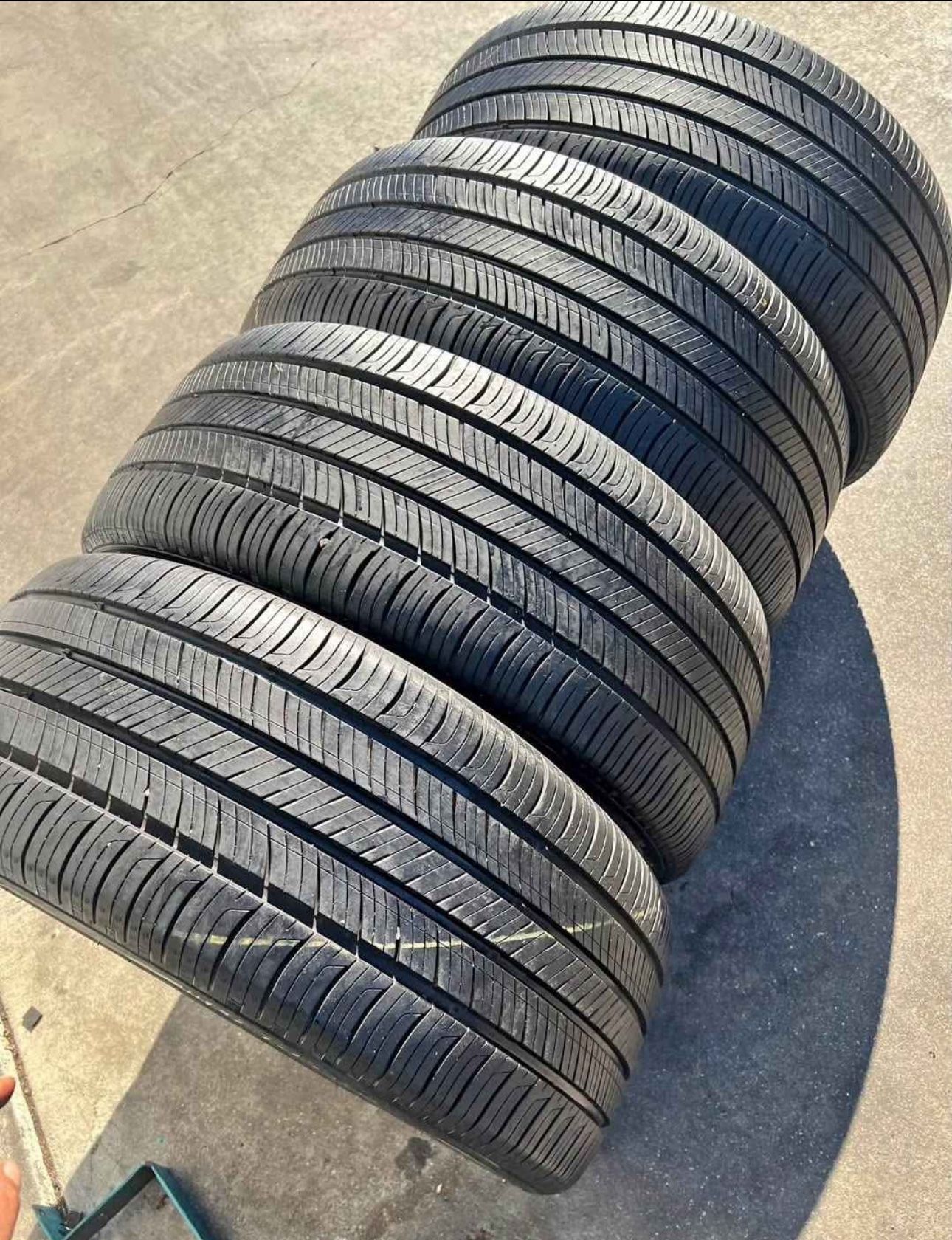 235 45 18 Michelin con 80% de vida las 4 They all have 80% of their life remaining.