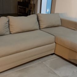 Sectional with washable pillows covers