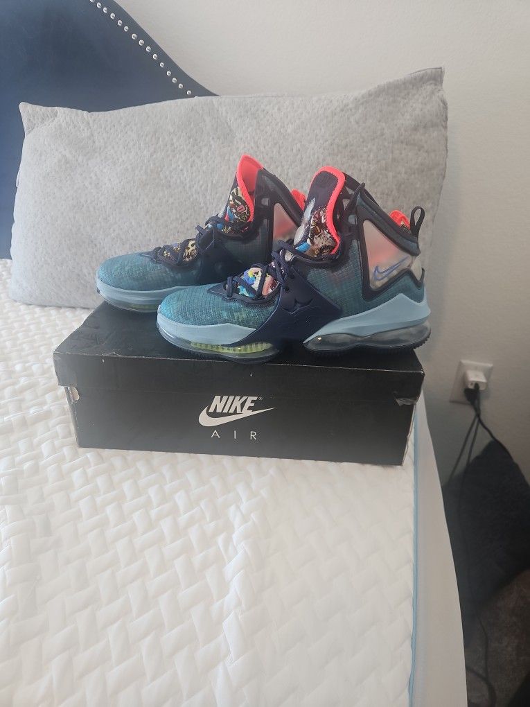 LEBRON XIX-NIKE, SIZE 11