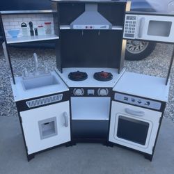Kids Play Kitchen 