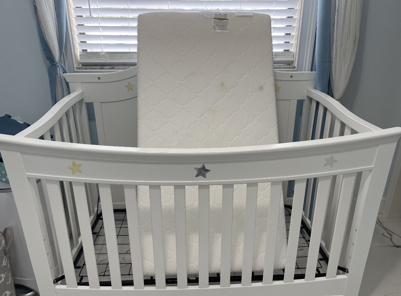 Crib with mattress and baby bathtub 