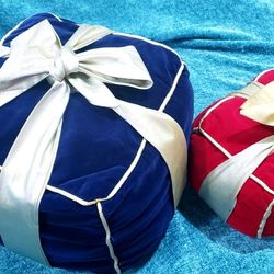 $15 Vintage Holiday Happening Specialty Christmas Plush Downfilled Throw Pillow Set 
Large 10in x 10in Small 6in x 6in