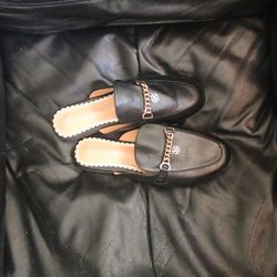 Black Macnmeuu lady's slip on