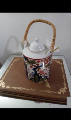 IMARI PORCELAIN LIDDED TEAPOT 8"