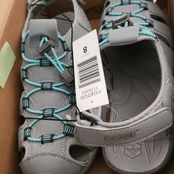 Women's size 8 water shoes Khombu Ashley's. 15$