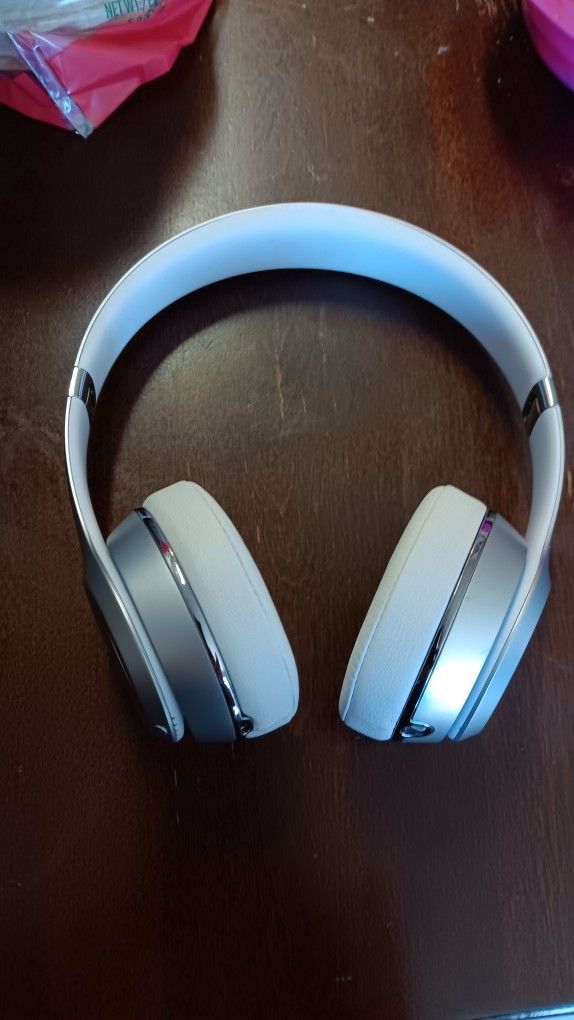 White Beats Solo Wireless
