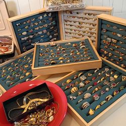 Lots Of Jewelry 