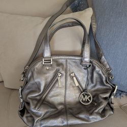 Michael Kors Hobo Leather Shoulder Bag Silver Metallic Pewter Silver Zip Pockets