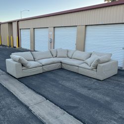 Restoration Hardware Cloud Luxe 5 Piece Modular Sectional  ( can deliver for $10 )