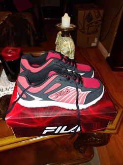 NEW FILA BOY SHOES SIZE 5