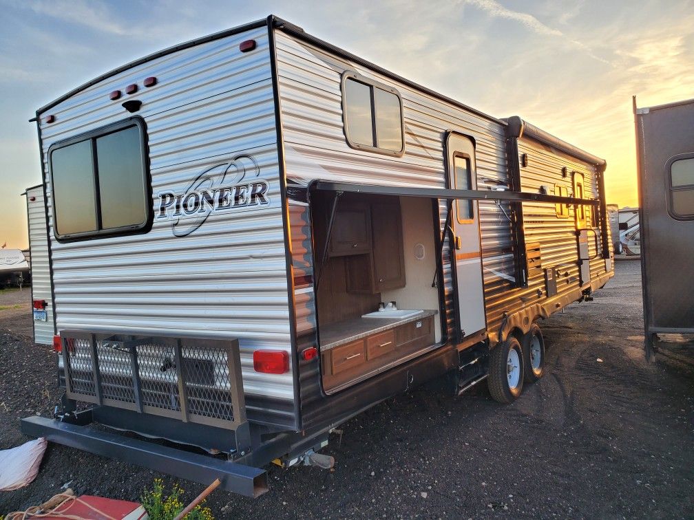 2019 Pioneer 32ft 2 slide bunk room trailer sleeps 10