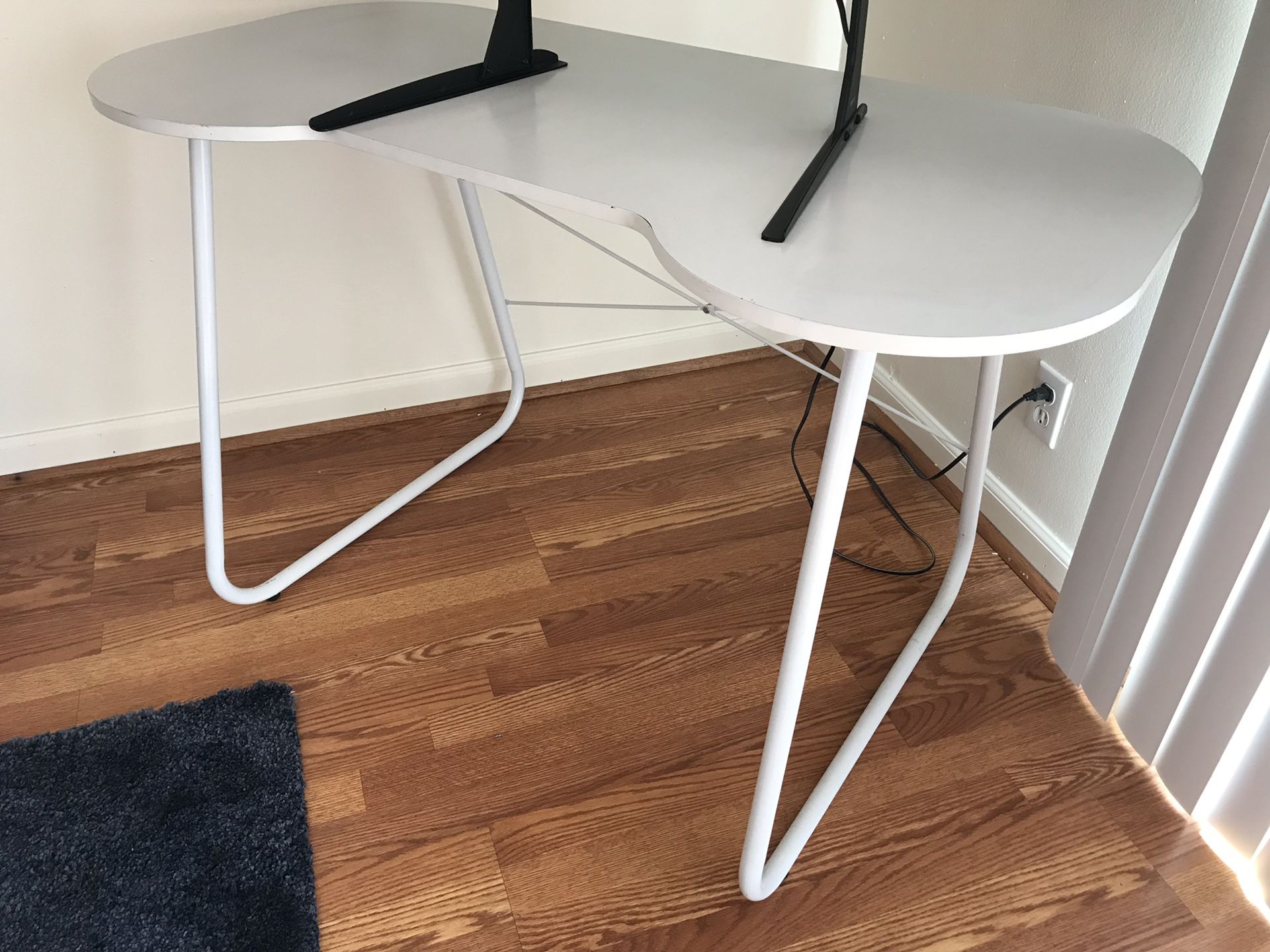 White table/desk