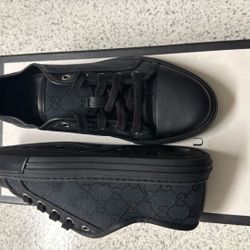 9/10 BRAND NEW GUCCI GG CANVAS 