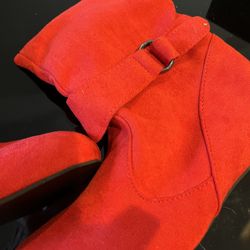 NEW. WOMEN RED BOOTS SIZE 8.5
