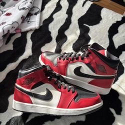 Jordan 1 Mid Chicago Toe 