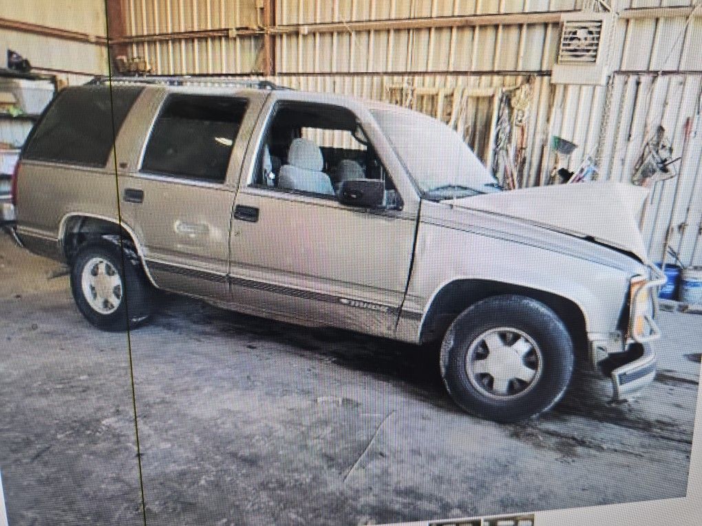 FOR PARTS A 1999 4DOOR CHEVY TAHOE 5.7 ENGINE RWD 2X4 TRANS