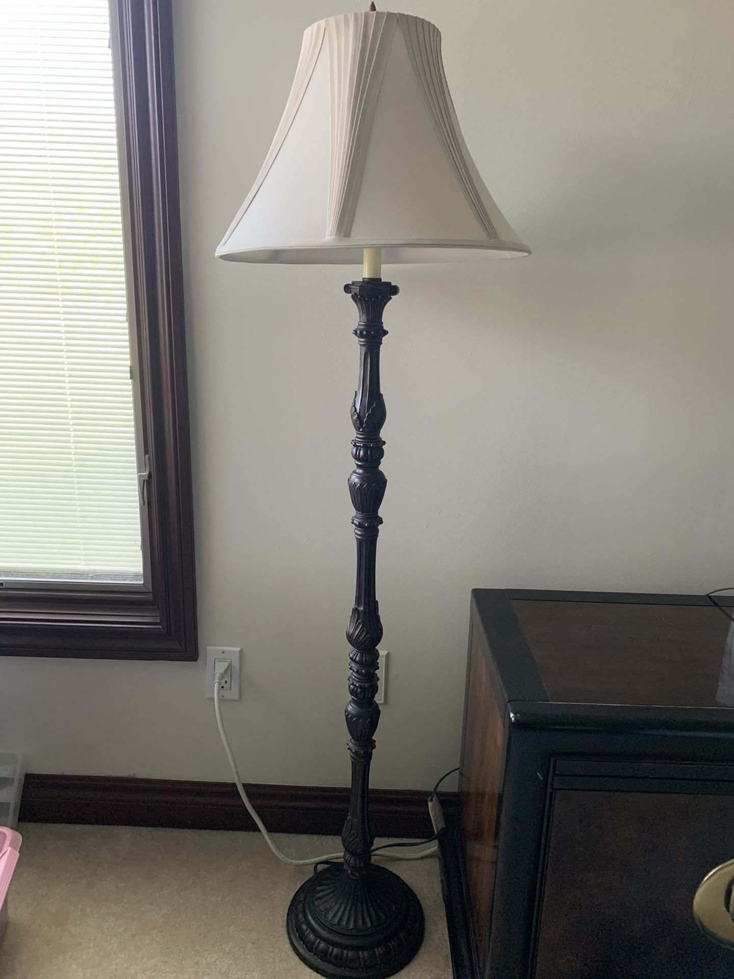 Floor lamp with lamp shade