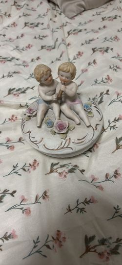 VTG Bisque Figural Cherub Trinket Box Dish w/ Lid Painted Flowers - ARDCO Japan