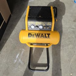 DEWALT 4.5-Gallon Portable Electric 225 PSI Horizontal Air Compressor