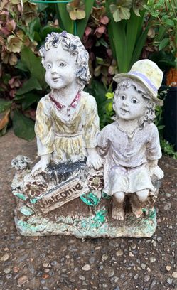 Garden statue two children dog welcome sign. Read description 1st