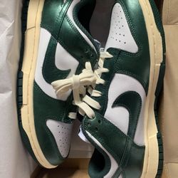 NEW Nike Dunks Vintage Green 7(W)