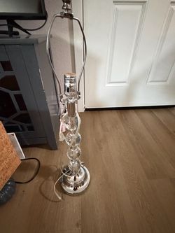 Set of 2 beautiful lamps no shades