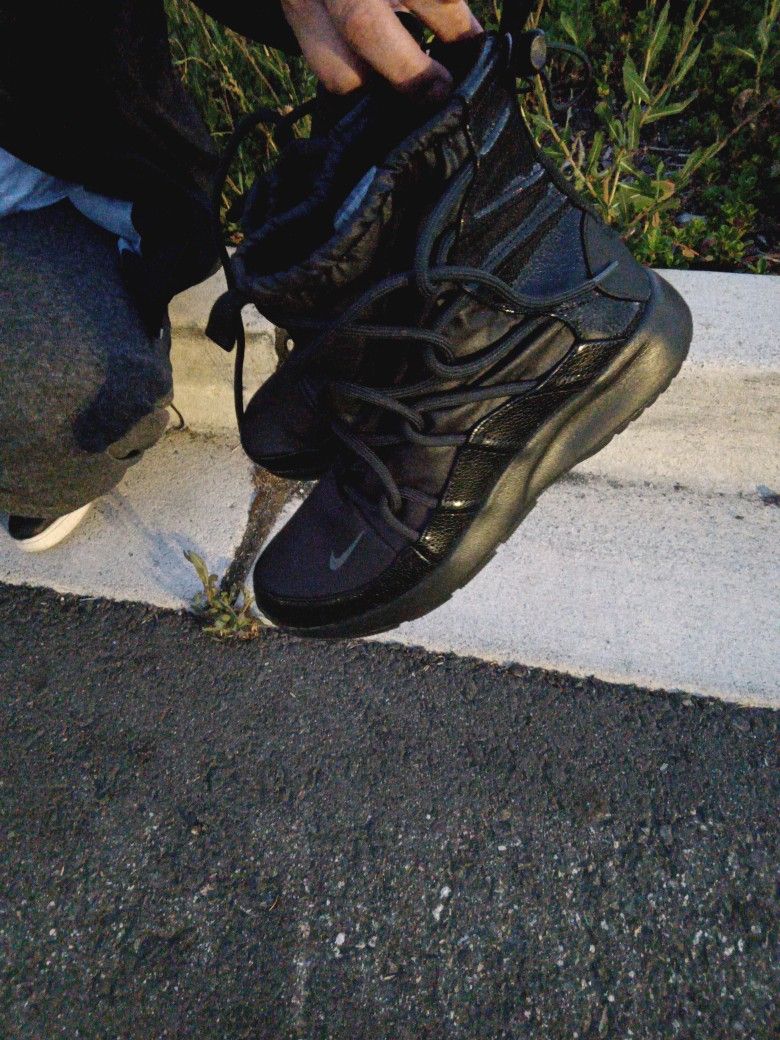 Black Nike Boots Women's Size 9