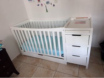 Graco Remi  4 in 1 convertible crib & changer with mattress