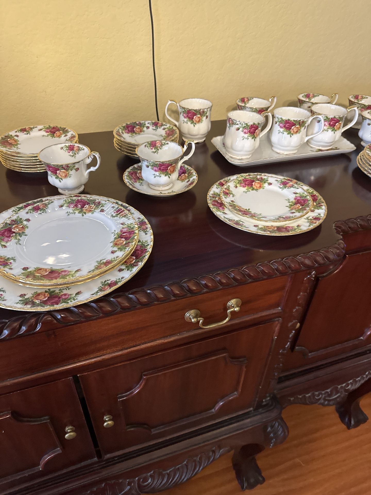 Royal Albert Old Country Roses 54-Piece Set | Fine Bone China | Made in England | Vintage Dinnerware