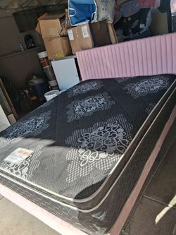 Cama tamaño queen buenas condiciones $250 obo