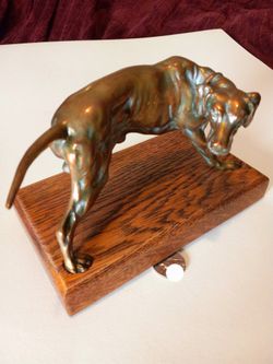 $60! Awesome Hunting Dog Statue On Oak Base