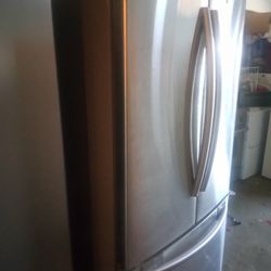 Samsung Stainless Steel 32 " Bottom Freezer Clean Refrigerator 