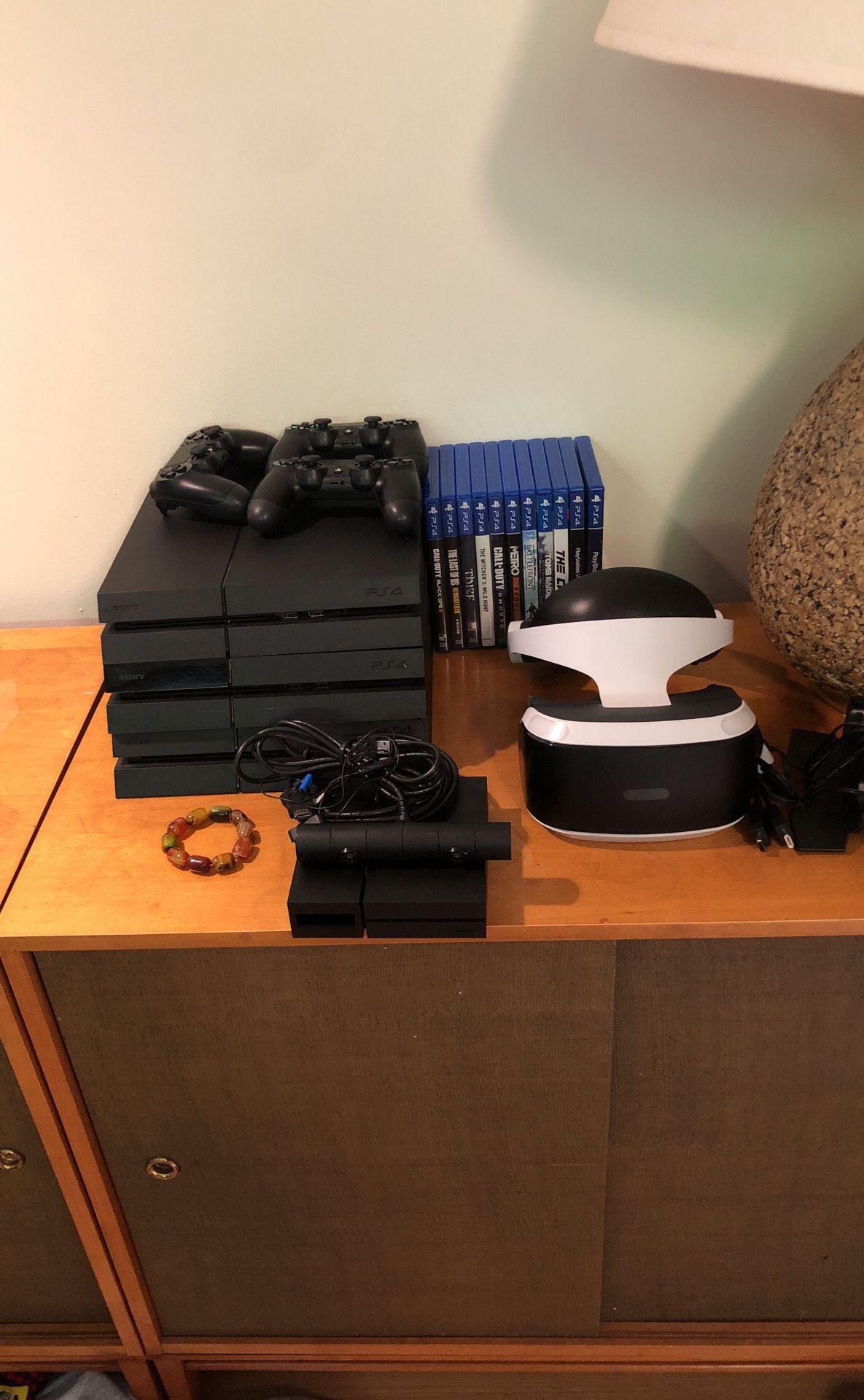 3 ps4s 3 controllers 11 games vr headset and all wires