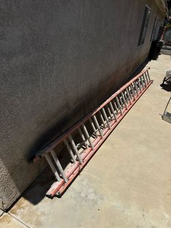 Fiberglass extension ladder
