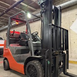 TOYOTA M8 forklift , latest model 5500 lb, 3 stage, side shift , fork positioner