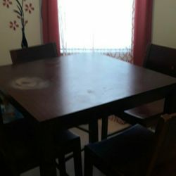 Table 4 Chairs As Is.....Pick Up  Negociable.