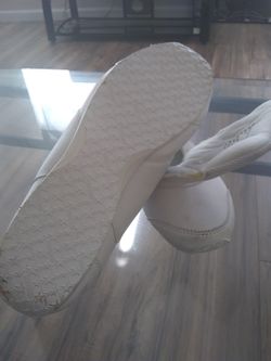 Sports shoes