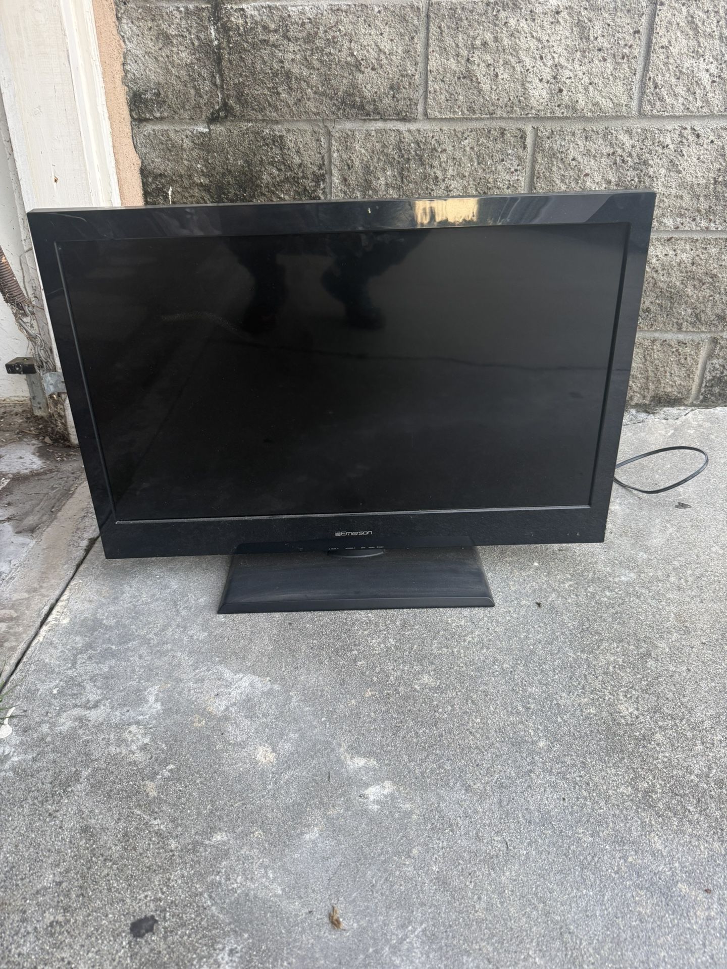Emerson LCD TV 32 inch 