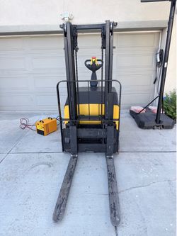 Electric-powered Cobra walkie Stacker