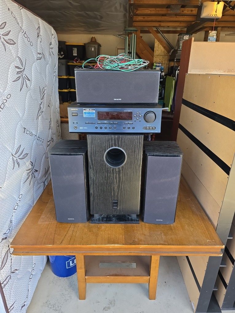 Onkyo Home Theater System HT-R520