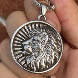 Cool Men’s Stainless Steel Lion Head King Pendant Necklace For Men