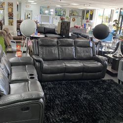 Manual Reclining Sofa And Love $1,699!/Sofá reclinable manual y Love $1,699!