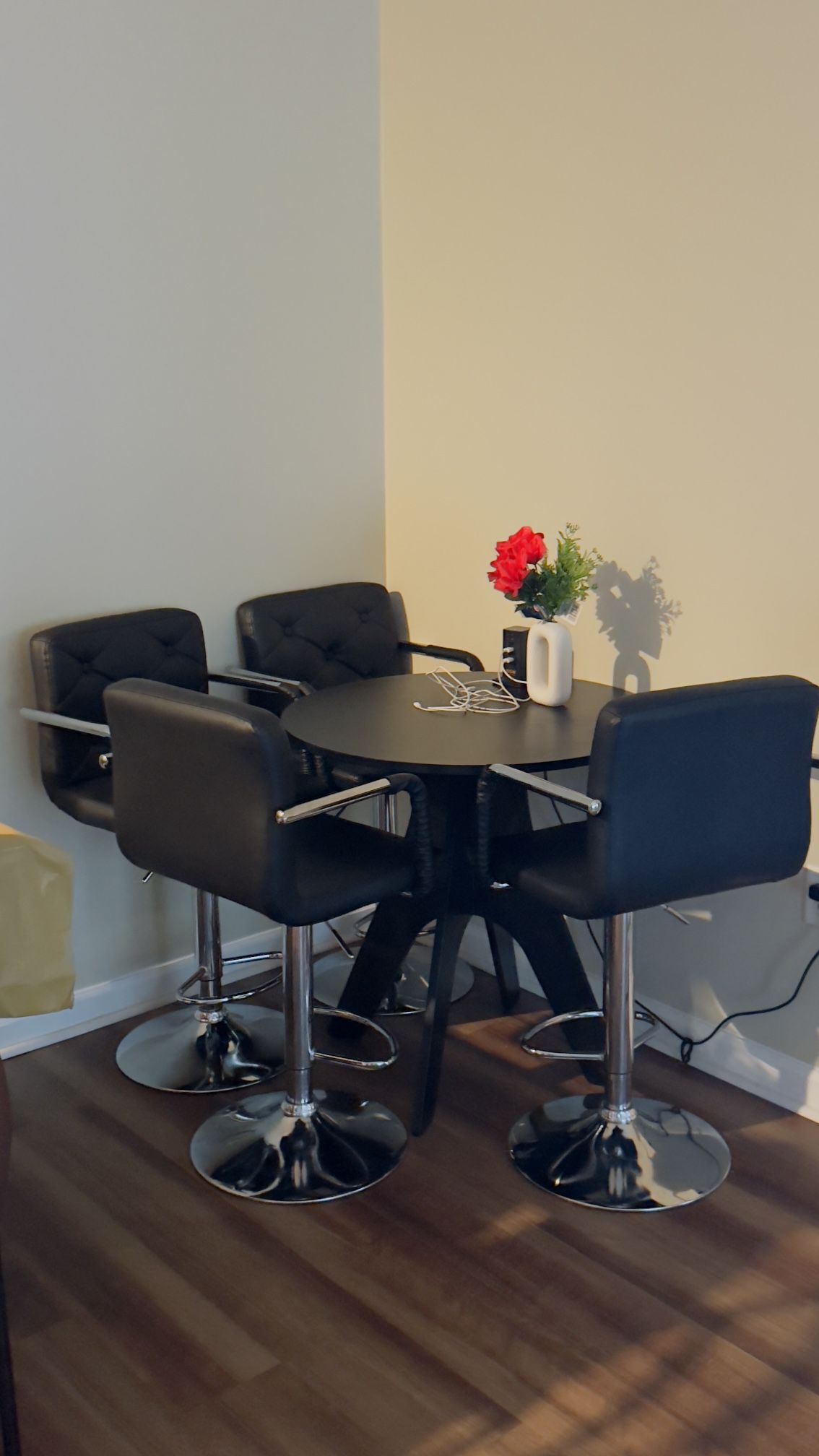 4 Chairs Stools 1 Round Table