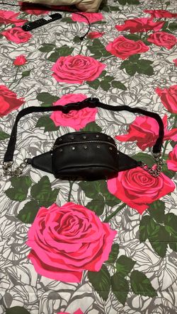 Black Hearted Zipper Buckled Waist Bag 