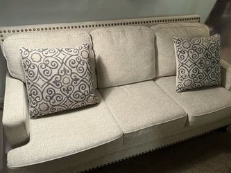 Broyhill Sofa ( like New Condition)