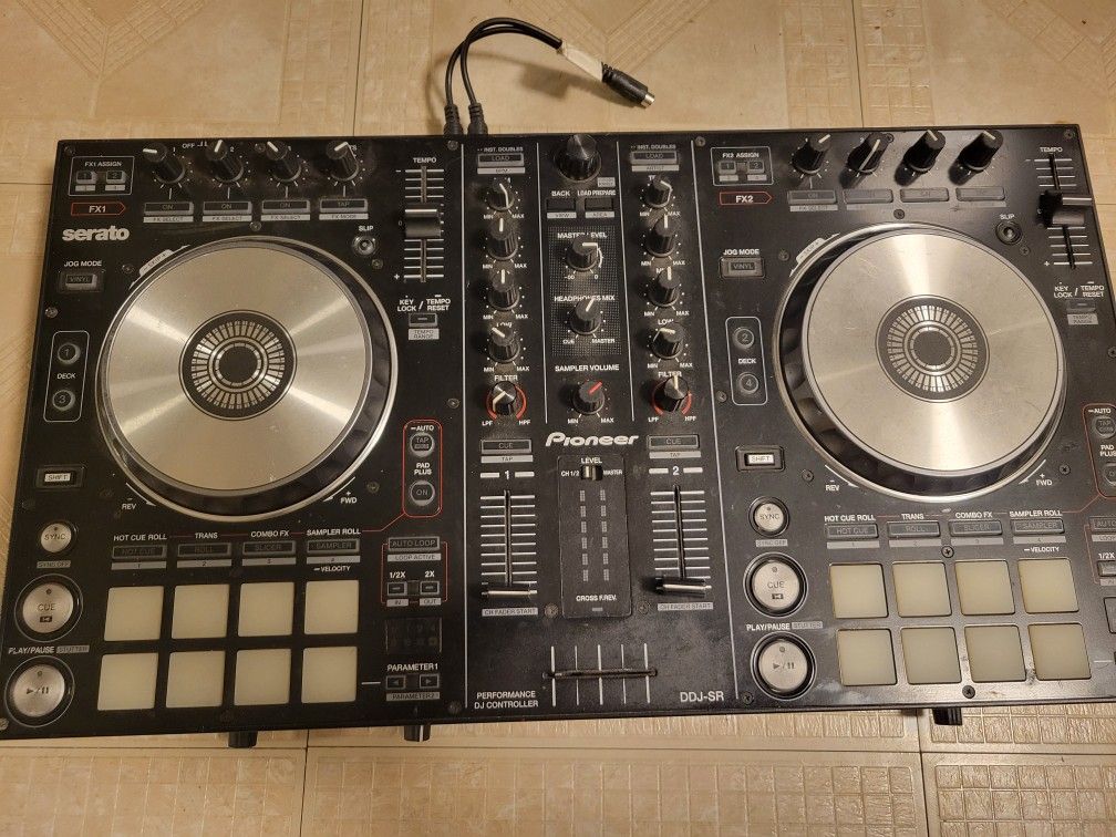 The Pioneer DJ DDJ-SR