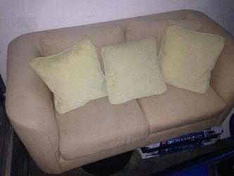 Sofa it has more pillows In it