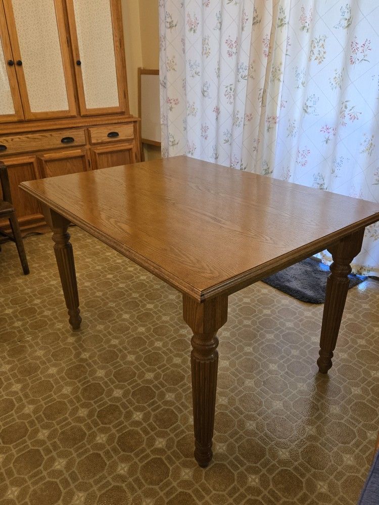 Nice OAK TABLE - Sturdy 3 x 4 Ft