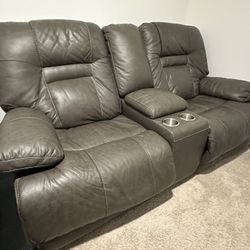 Dual Power Reclining Loveseat w/ Console & USB – Excellent
